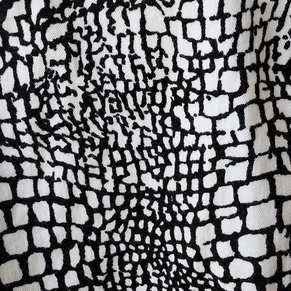 Chico's Design Women's 3 Lg‎ Shacket Black White Animal Print Button Lightweight - Picture 4 of 11